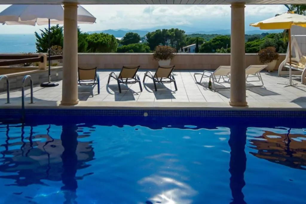 Martin 'S Villa. House On The Beach With Pool